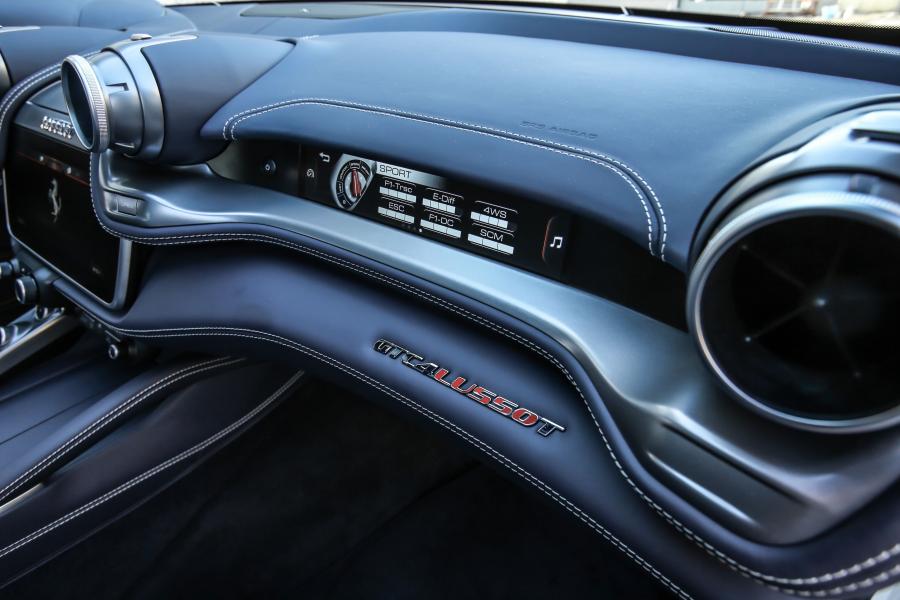 Детали интерьера Ferrari GTC4Lusso T 2016 года  (фото 34 из 37)